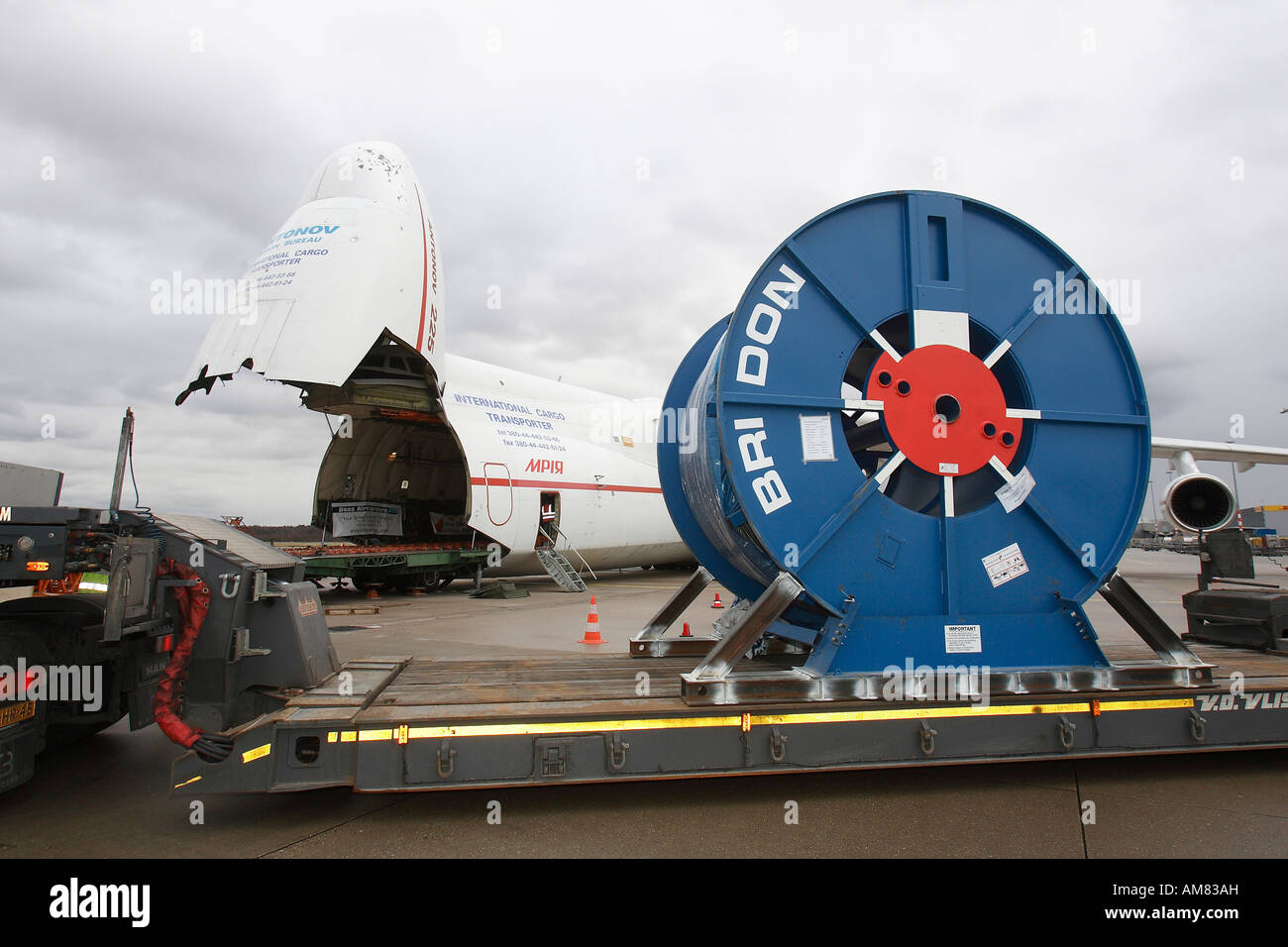 Il caricamento con il cavo i tamburi, Antonow un-225, Colonia Bonn, Colonia, nella Renania settentrionale-Vestfalia, Germania Foto Stock