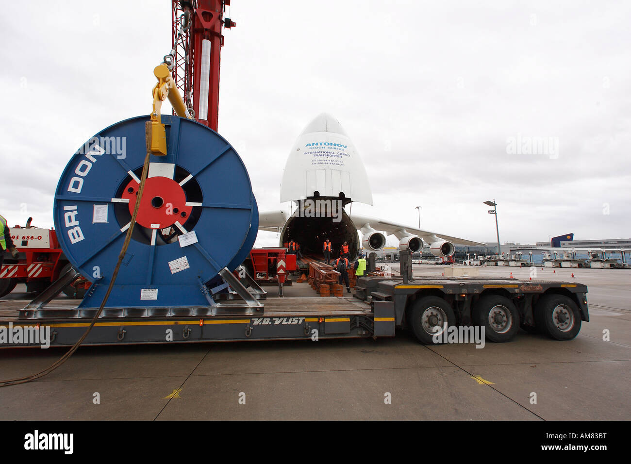 Il caricamento con il cavo i tamburi, Antonow un-225, Colonia Bonn, Colonia, nella Renania settentrionale-Vestfalia, Germania Foto Stock