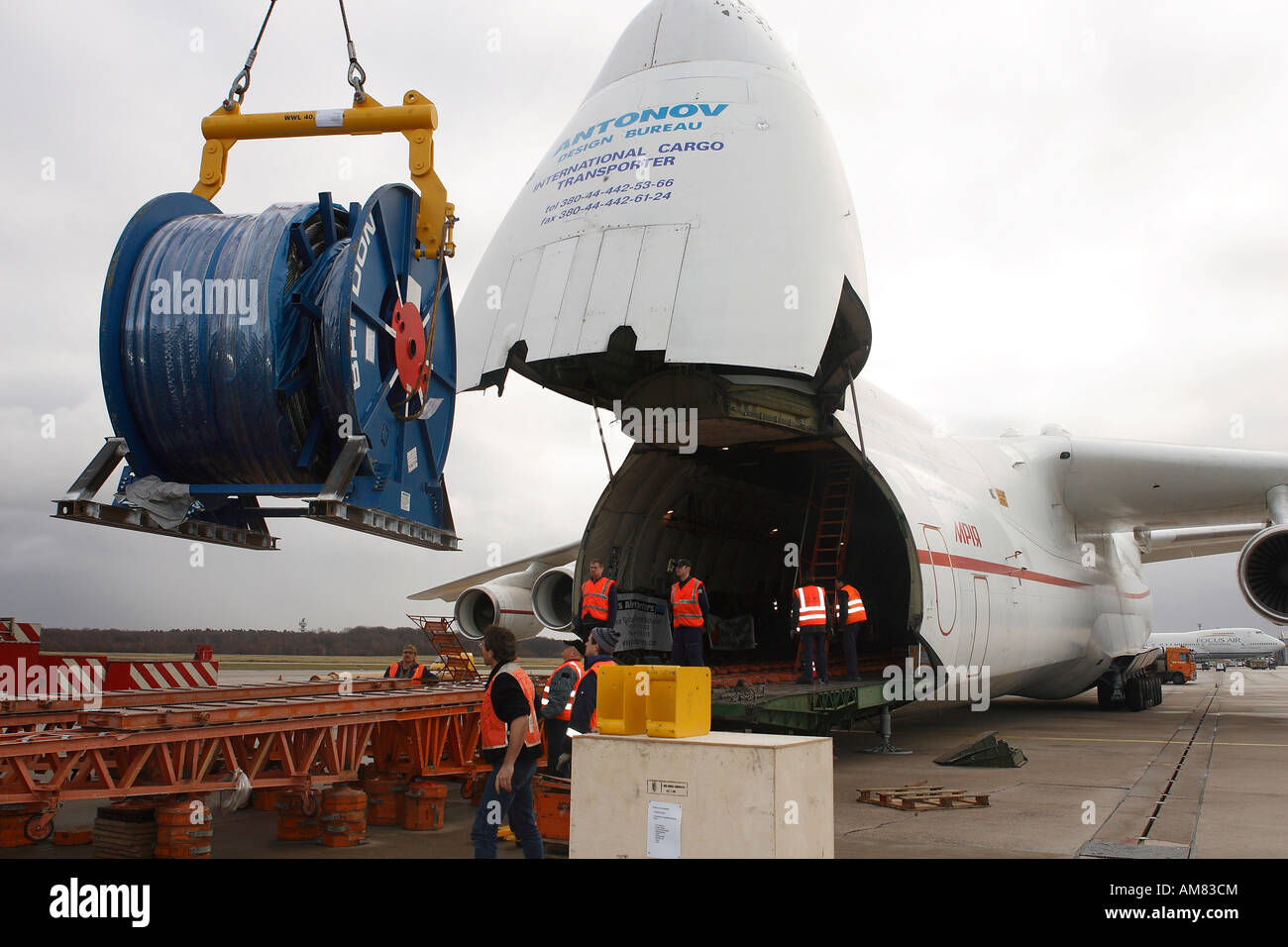 Il caricamento con il cavo i tamburi, Antonow un-225, Colonia Bonn, Colonia, nella Renania settentrionale-Vestfalia, Germania Foto Stock