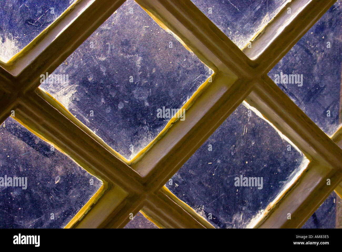 Chiusura del vecchio diamante a forma di vetri di finestre con sporco e distorto il vetro Foto Stock