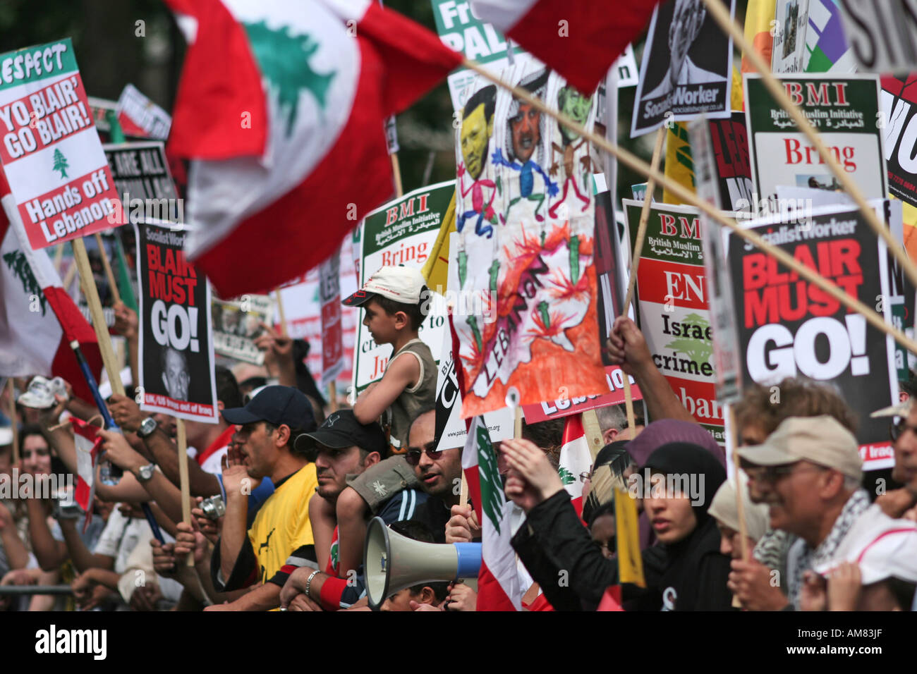 Manifestanti con cartelli in corrispondenza di un anti-guerra di dimostrazione in London REGNO UNITO Foto Stock