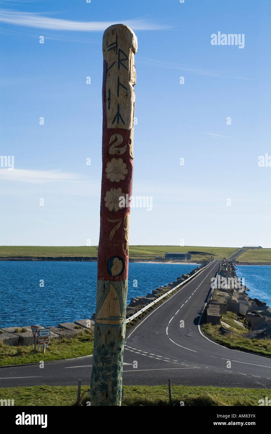 Dh barriere Churchill HOLM ORKNEY nativo Squamish canadese e indiana Orcadian Totem Pole di arte in legno Foto Stock