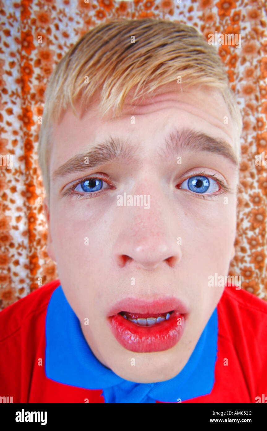 Giovane maschio espressione confussed headshot ritratto studio Foto Stock