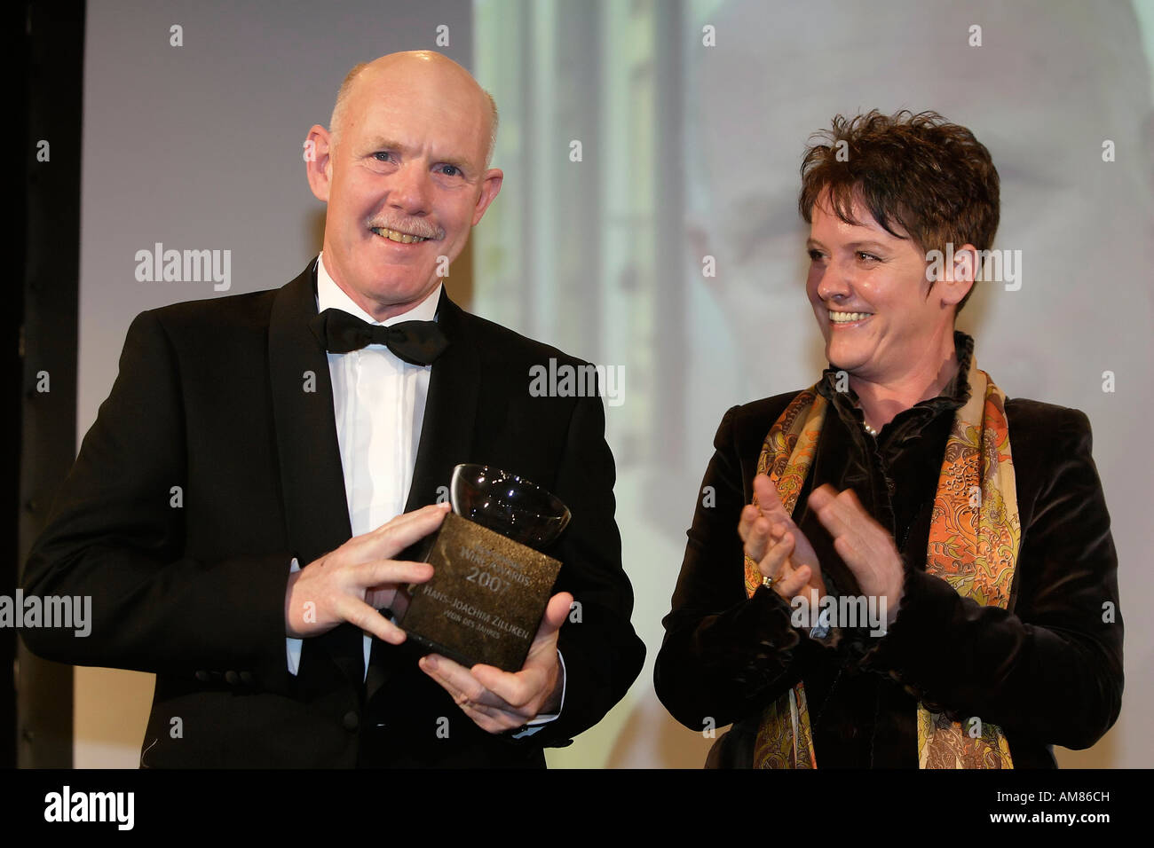 Il Grandhotel Schloss Bensberg, Wine Awards 2007, Vino dell'anno 2007, Hans-Joachim Zilliken e laudator Paula Bosch Foto Stock