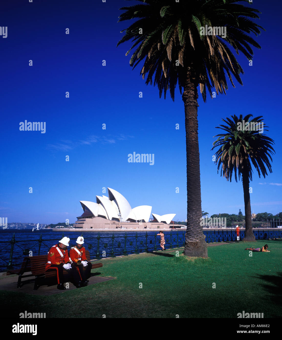 Due tradizionalmente soldati vestiti su un banco di lavoro con la Opera House di Sydney dietro nel Nuovo Galles del Sud Australia Foto Stock