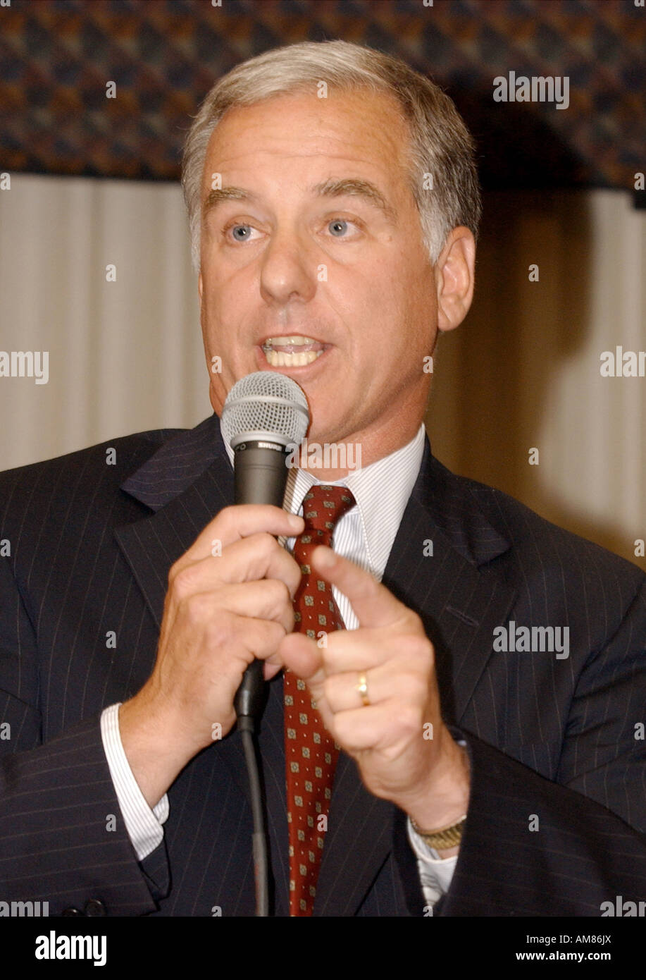 Ex governatore Howard Dean D VT parla durante il candidato presedential Forum di Arlington VA sul venerdì 11 luglio 2003 Questo è Foto Stock
