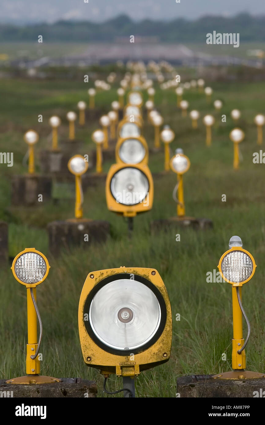 Le luci di atterraggio degli aerei presso l'aeroporto di Colonia, Wahner Heide, Herfeld, Nord Reno-Westfalia, Germania Foto Stock