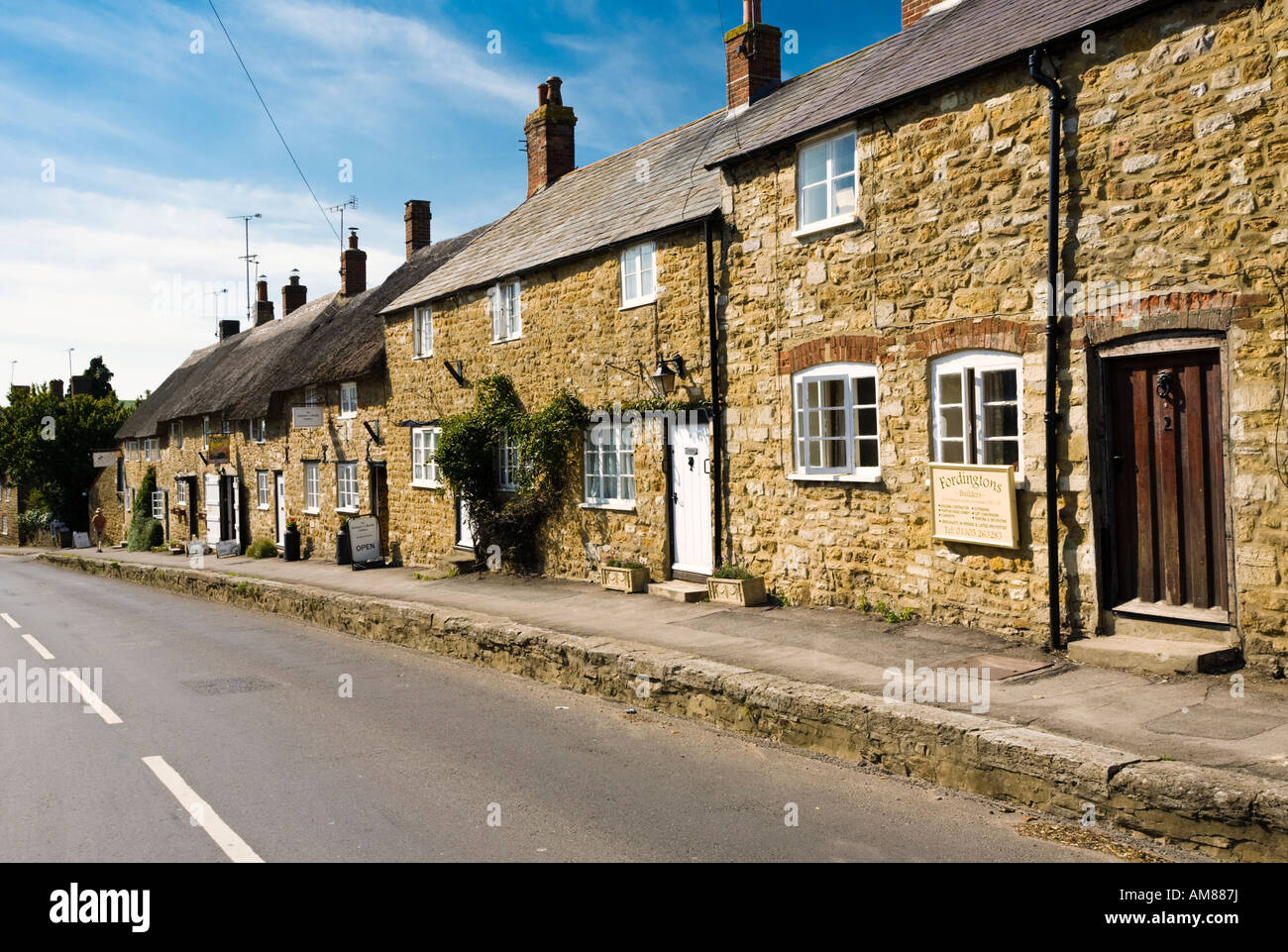 Vecchia fila di case a schiera a Abbotsbury, Dorset, Regno Unito Foto Stock