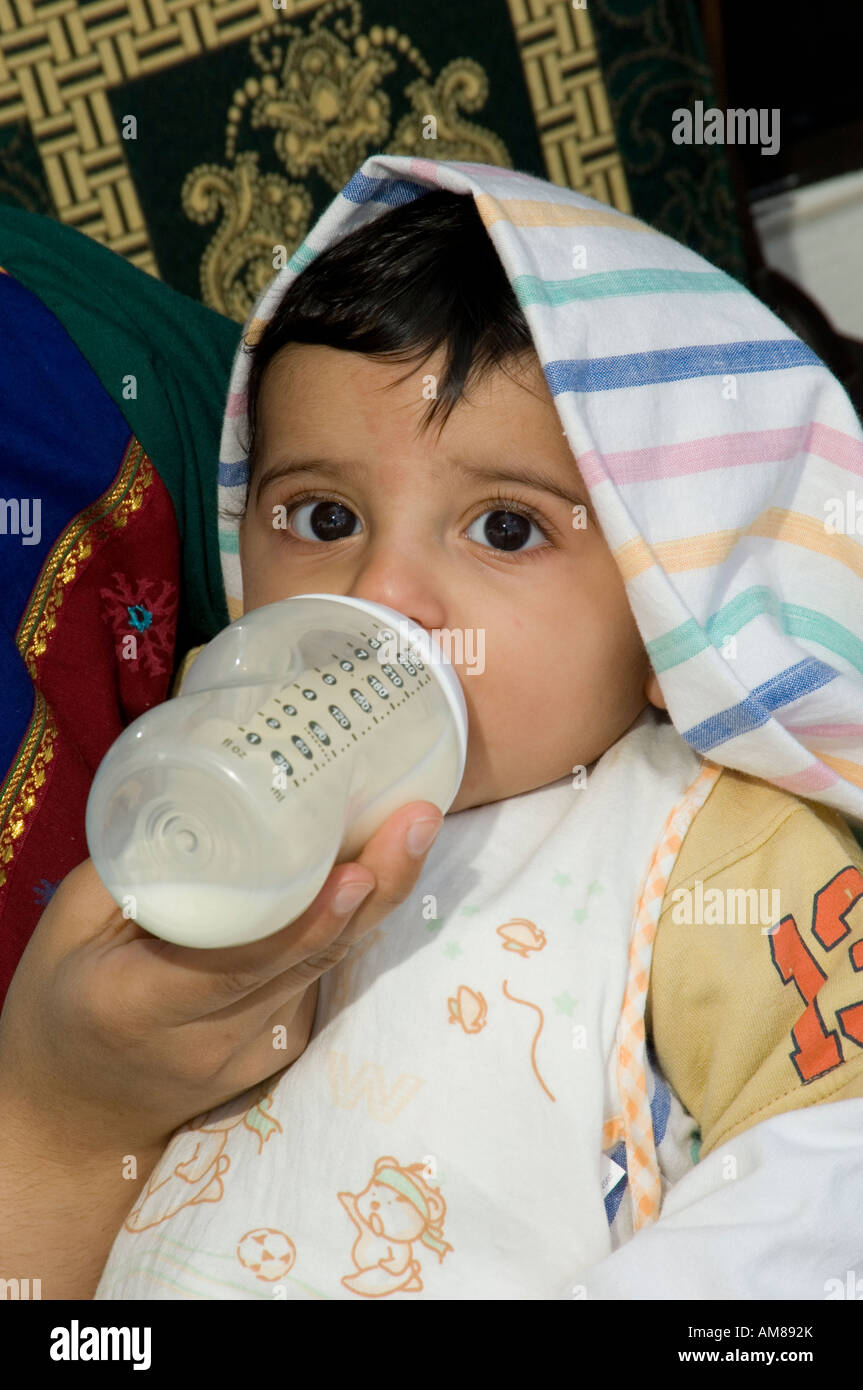 Alimentazione madre bambino il latte in bottiglia Foto Stock