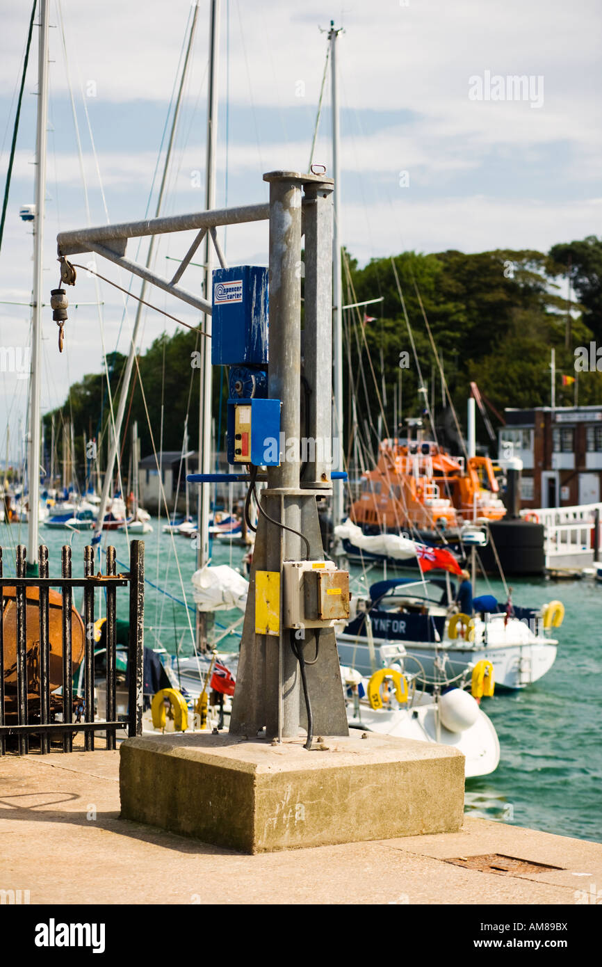 Verricello di scarico sulla banchina a Weymouth porto esterno Weymouth Dorset Regno Unito Foto Stock