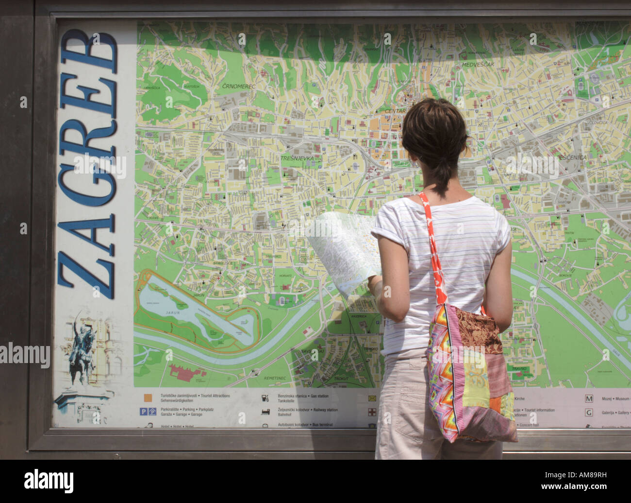 Turisti femmina guardando la mappa della città di Zagreb, Croazia Foto Stock
