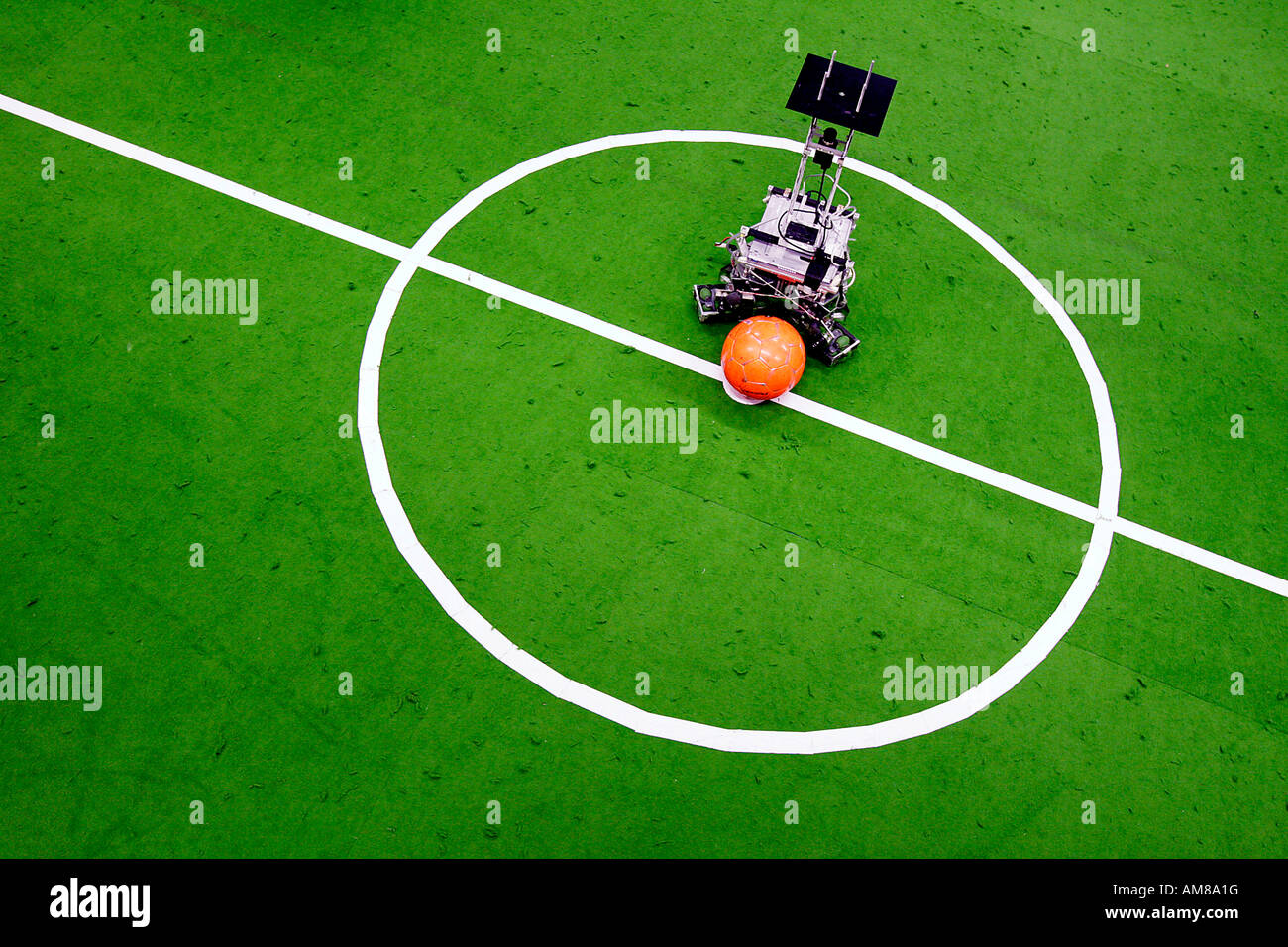 Il calcio robot su una marcatura a scatto Foto Stock