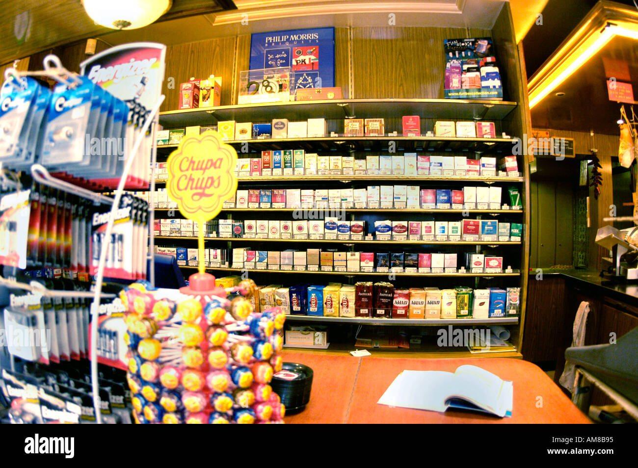 Le sigarette e il tabacco per la vendita in un negozio store del Regno  Unito Foto stock - Alamy