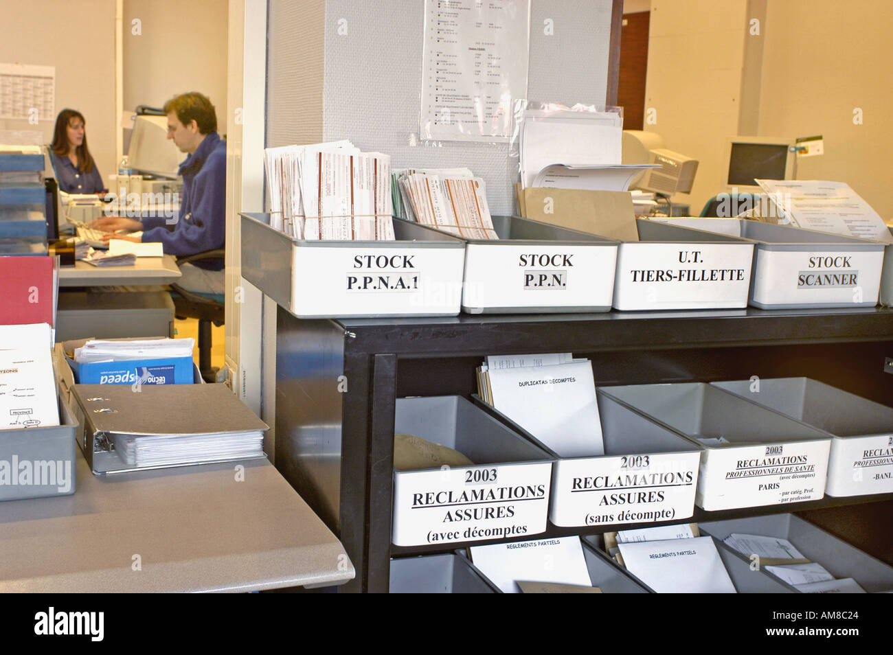 Parigi FRANCIA, Social Security Health Services Office dipendenti in Office Administration persone documenti interni, servizi sociali, governo francese Foto Stock