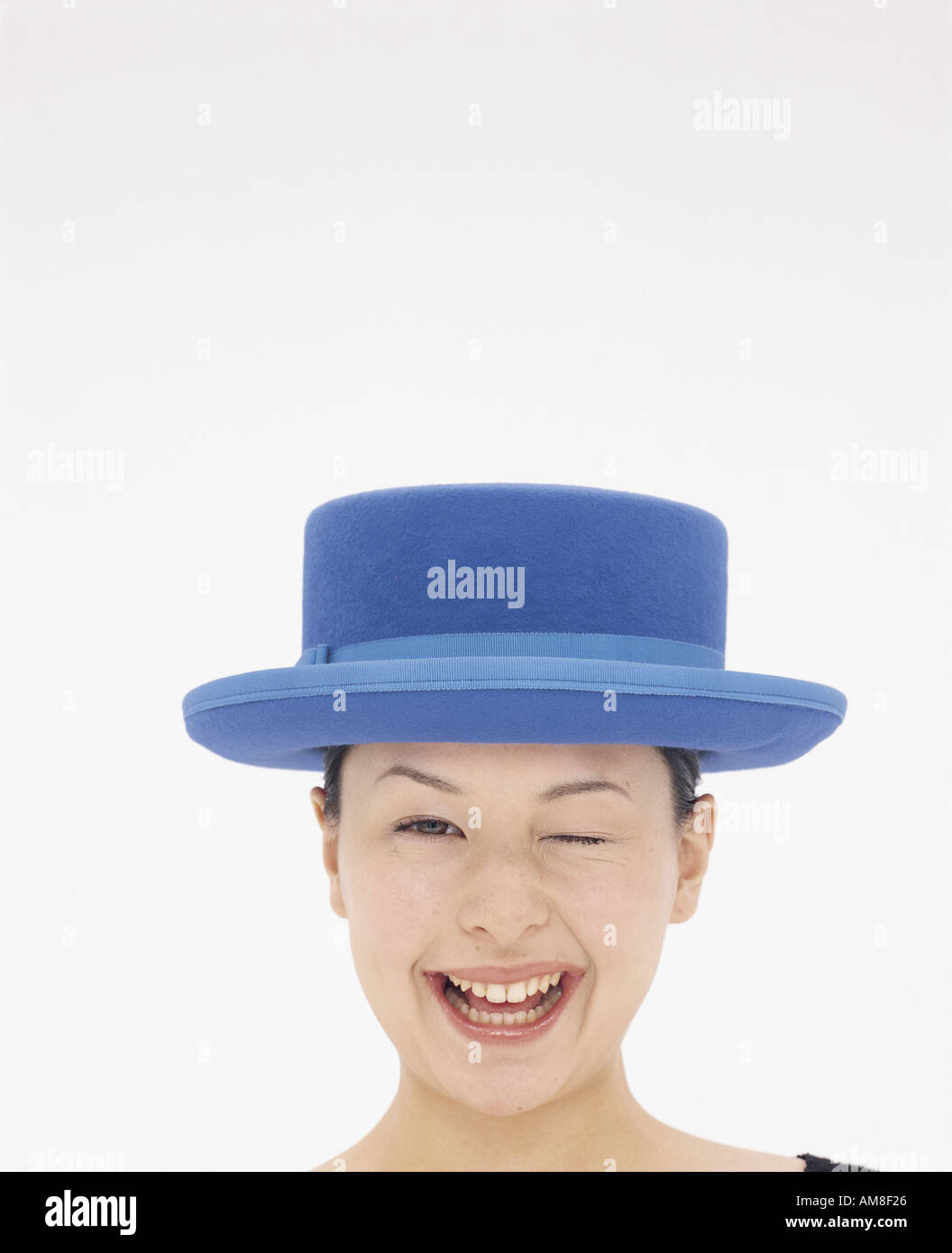 Donna con cappello wink Foto Stock
