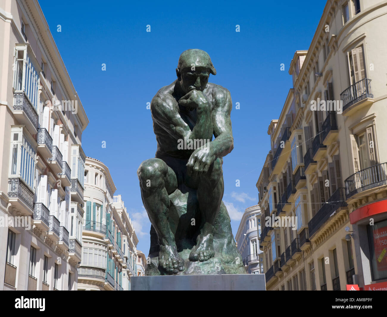 Il pensatore dall artista francese Auguste Rodin sul display in Calle Larios Malaga Spagna Dicembre 2007 Foto Stock