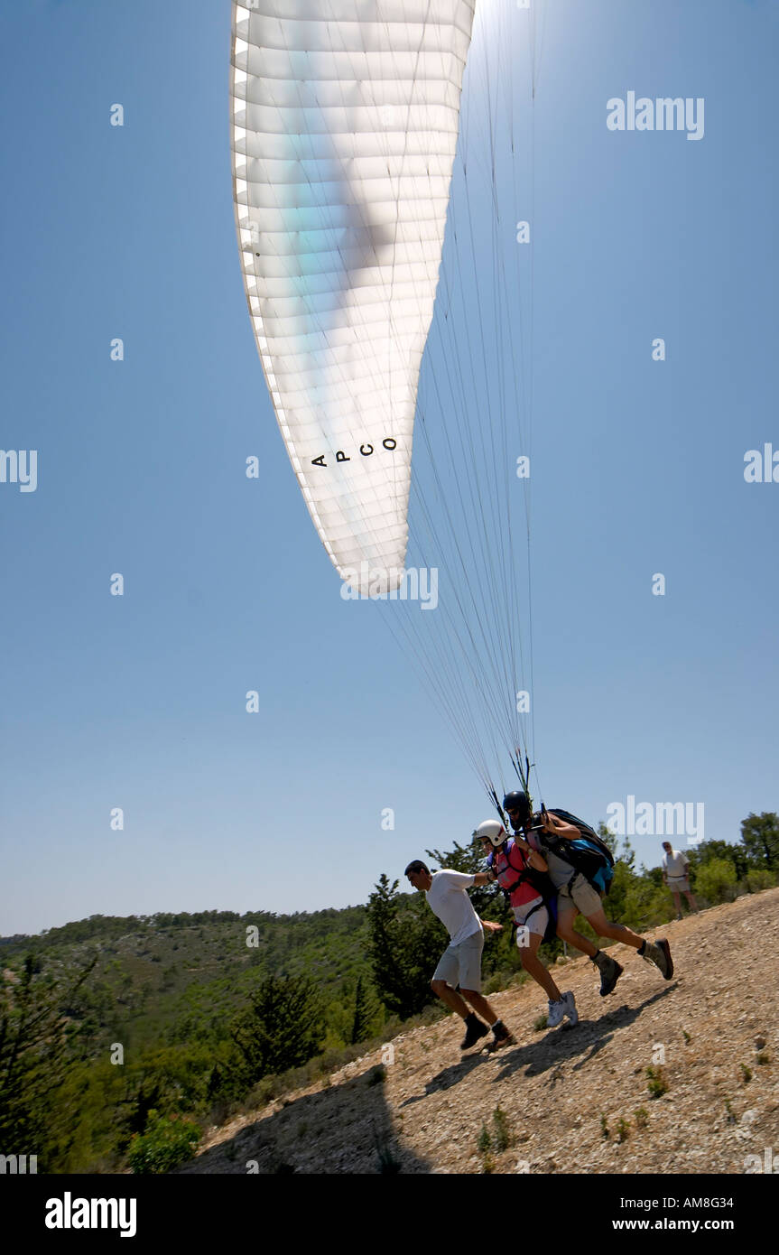 Il parapendio in tandem nelle montagne sopra Girne Kyrenia Cipro del Nord Foto Stock