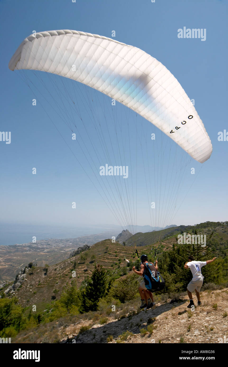 Il parapendio in tandem nelle montagne sopra Girne Kyrenia Cipro del Nord Foto Stock