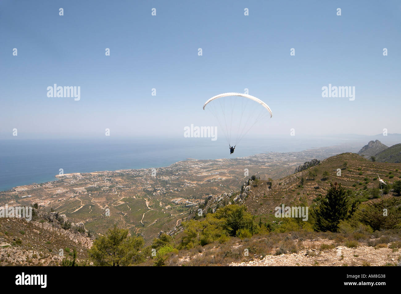 Il parapendio in tandem nelle montagne sopra Girne Kyrenia Cipro del Nord Foto Stock