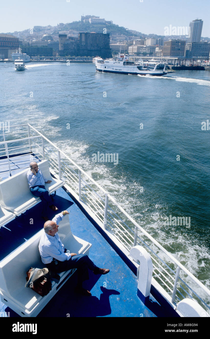 Italia Napoli un traghetto passeggeri lascia il porto di Napoli con le isole di Procida Ischia Foto Stock