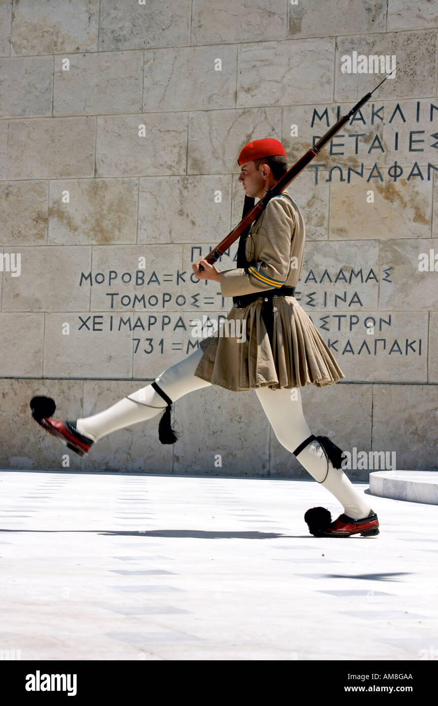 Evzone greco soldato di guardia in abito tradizionale marciando al di fuori la tomba del milite ignoto Piazza Syntagma ad Atene in Grecia Foto Stock