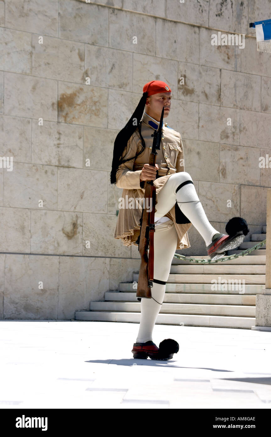 Evzone greco soldato in abito tradizionale marciando al di fuori la tomba del milite ignoto Piazza Syntagma ad Atene in Grecia Foto Stock