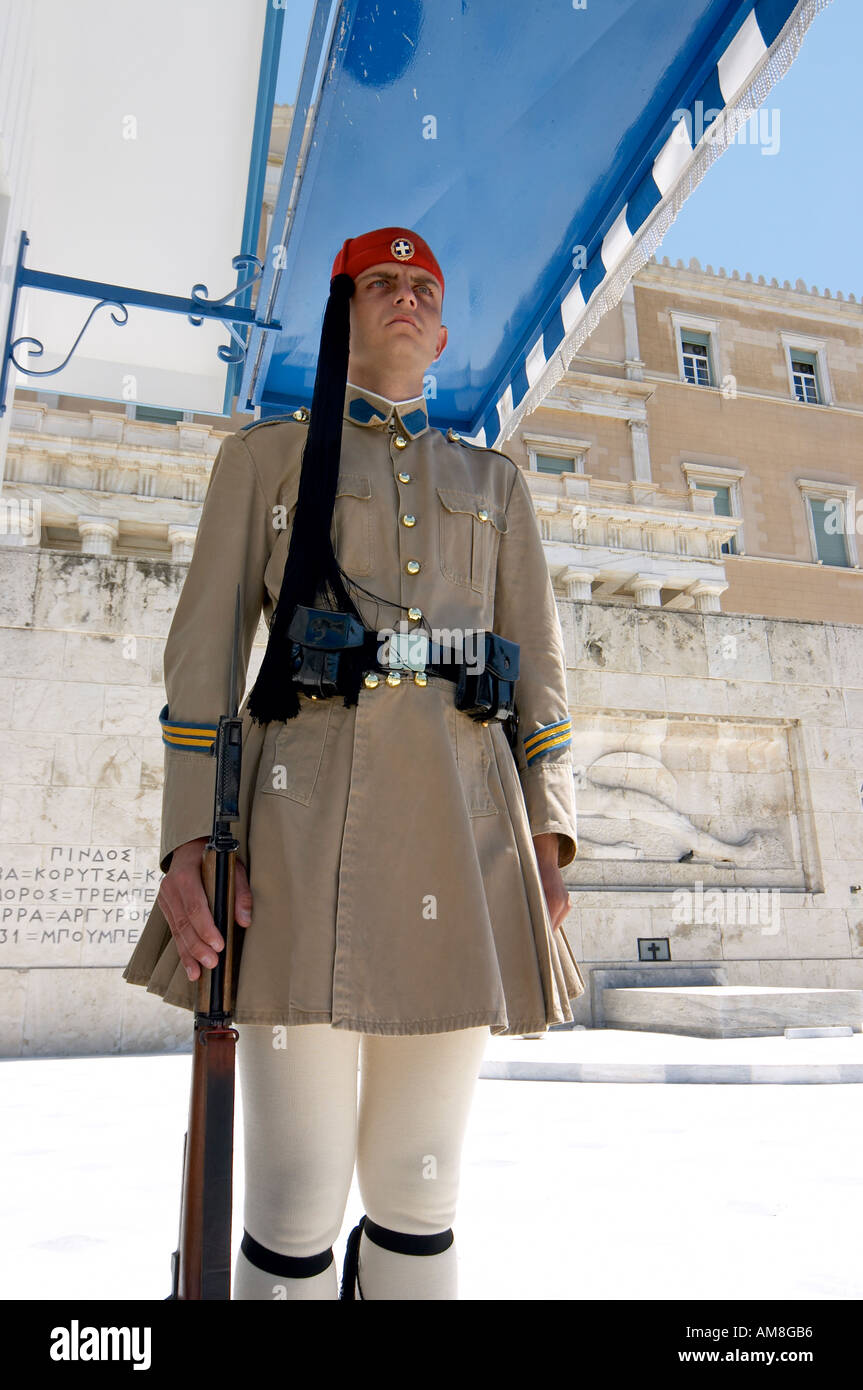 Evzone greco soldato in abito tradizionale in guardia da Piazza Syntagma ad Atene in Grecia Foto Stock