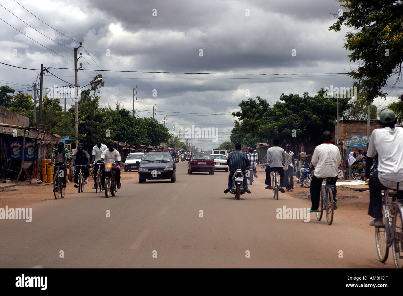 Ouagadougou Burkina Faso 18 agosto 2005 il traffico in avenue Babban Guida Ouagadougou la modalità preferita di trasporto essendo il m Foto Stock