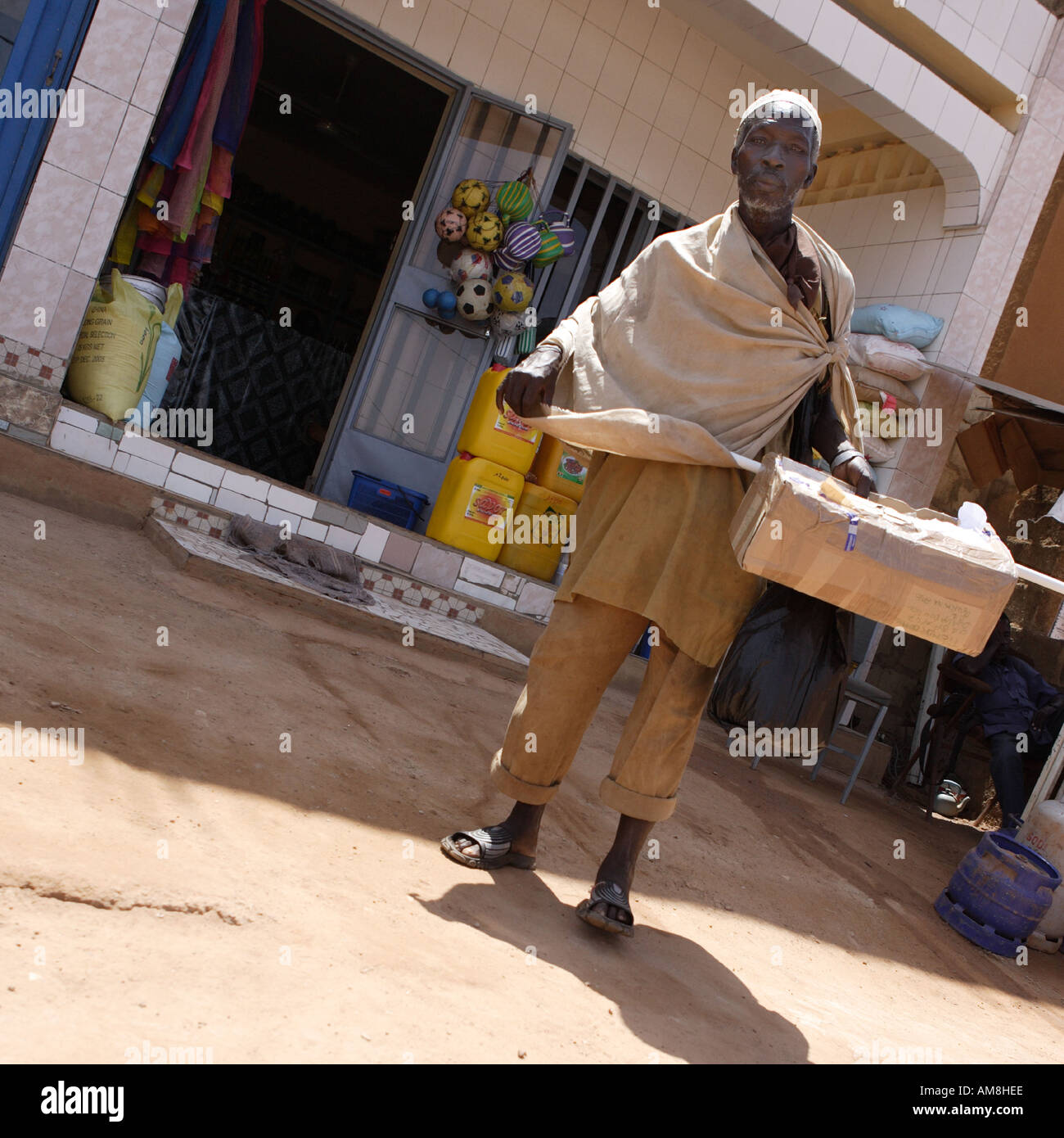Ouagadougou Burkina Faso 21 Agosto 2005 Un vecchio Burkina Fasso vende ninnoli su una strada di Ouagadougou Foto Stock