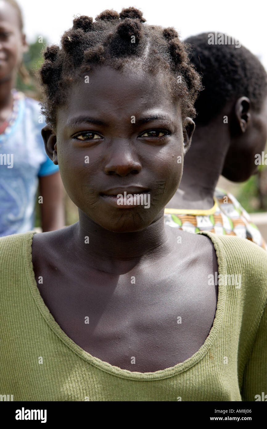 Fada N Gourma Burkina Faso 23 agosto 2005 Ritratto di una ragazza di Oue con cicatrici tribali Foto Stock