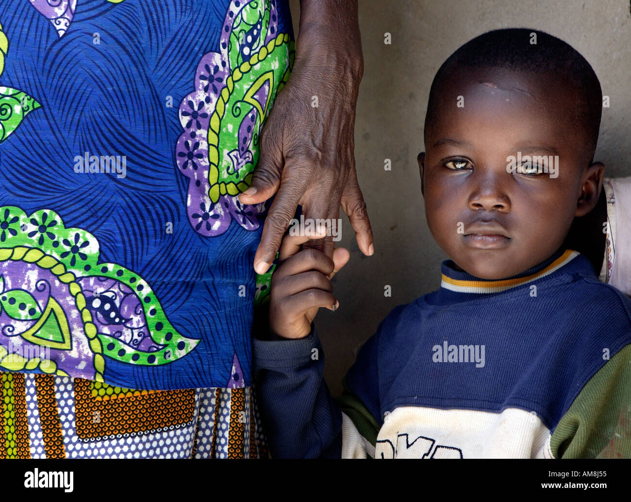 Ouagadougou Burkina Faso 31 agosto 2005 la paura i gemelli del colera un bambino malato si aggrappa a sua madre spaventati dal Foto Stock