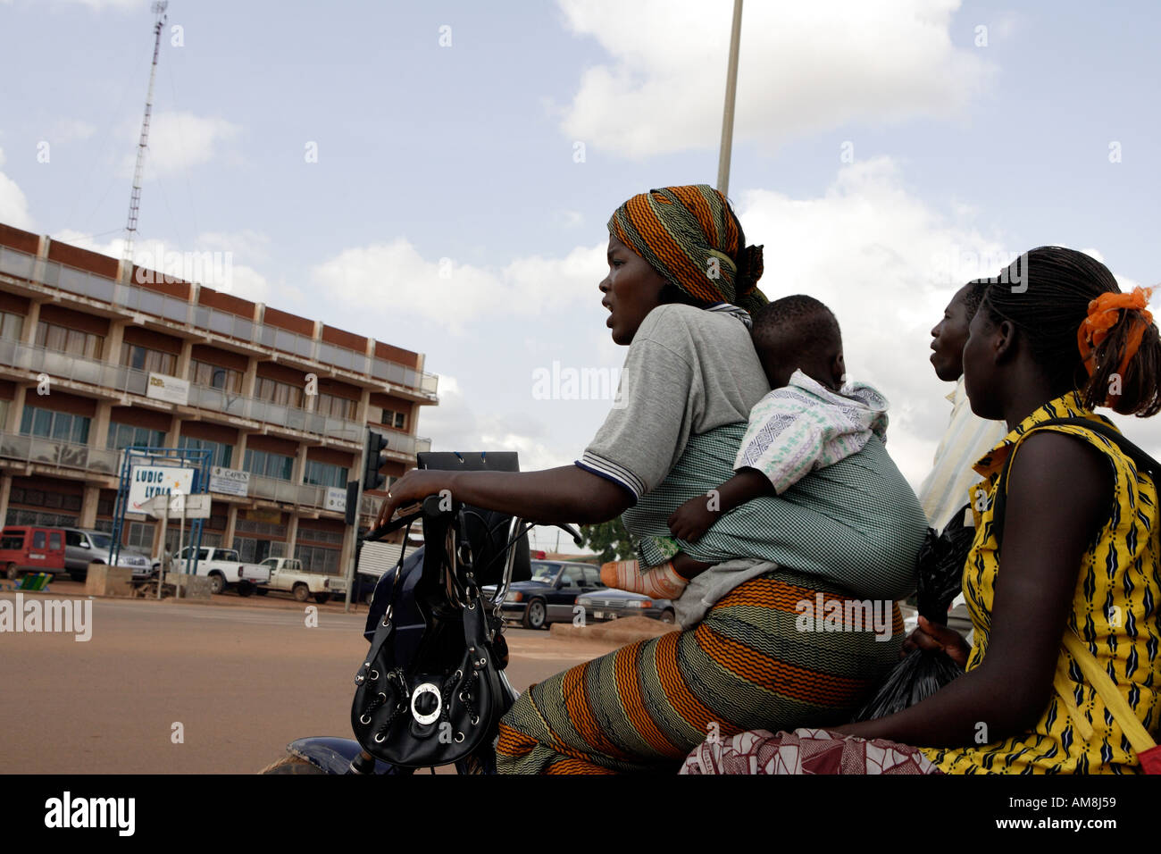 Ouagadougou Burkina Faso 31 agosto 2005 madre e bambini su mobylette Foto Stock