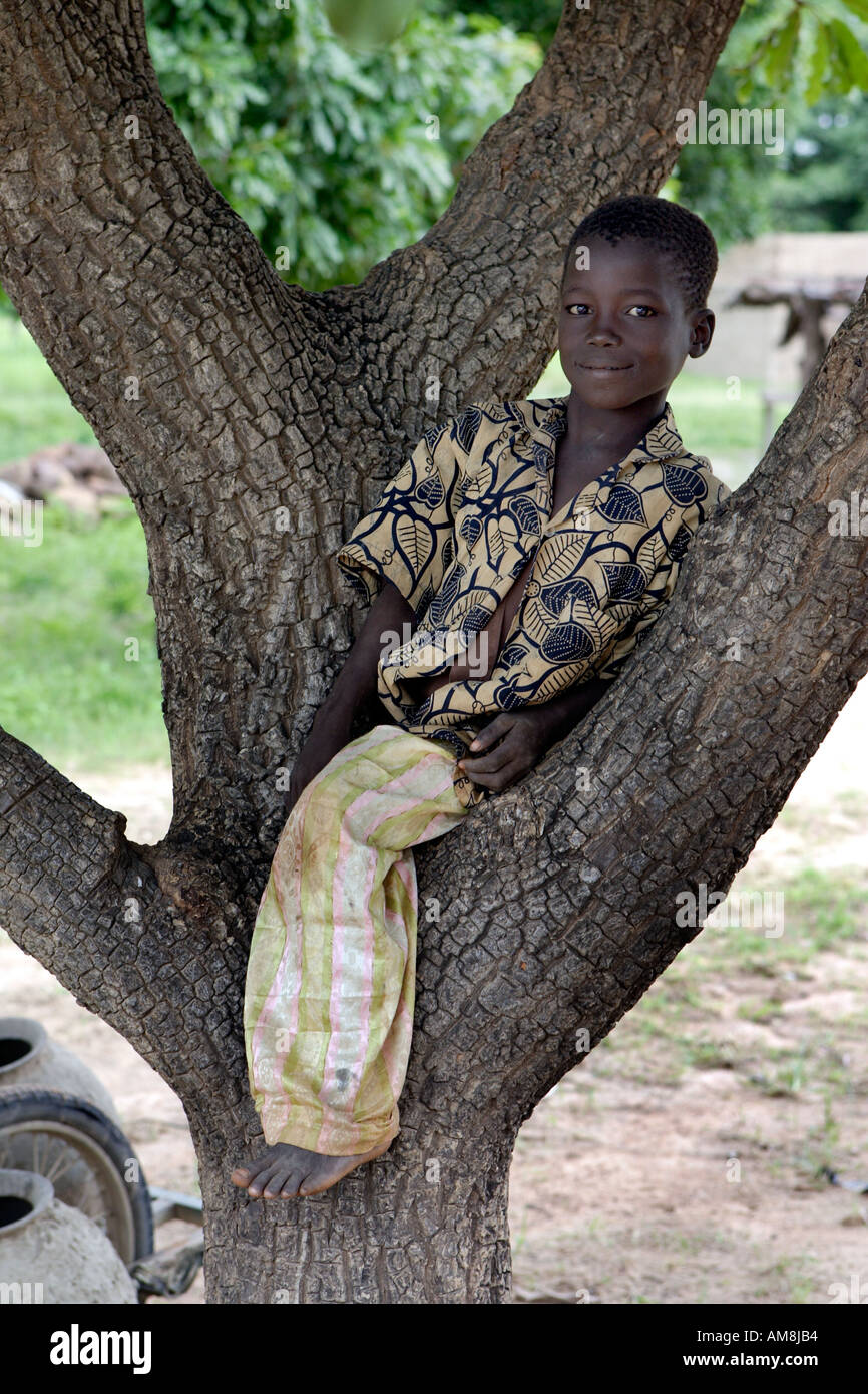 Ouagadougou Burkina Faso 27 agosto 2005 Burkina Fasso ragazzo seduto in una struttura ad albero Foto Stock