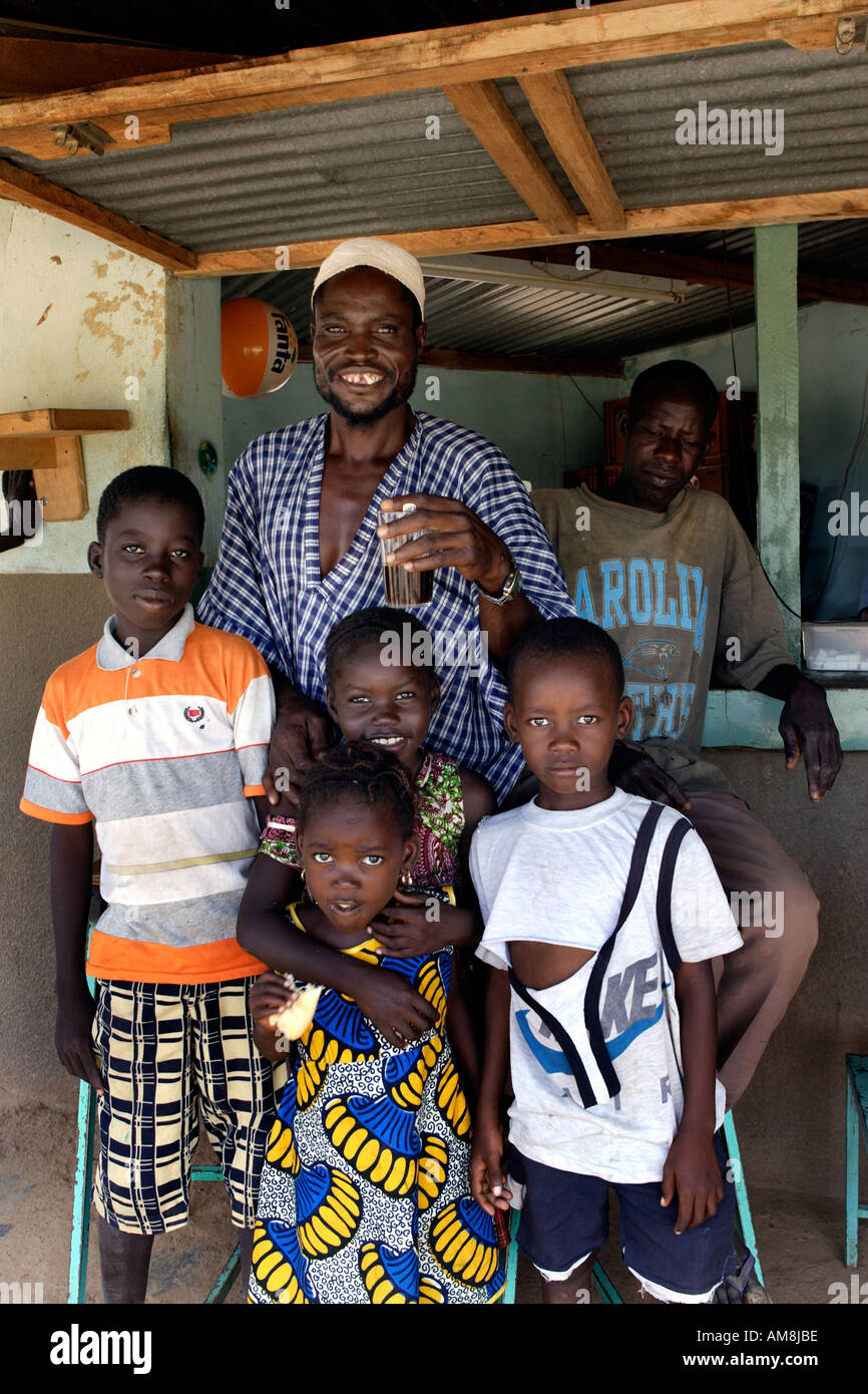 Ouagadougou Burkina Faso 7 Settembre 2005 l'uomo con i suoi figli in un piccolo negozio di caffè in Ouaga 2000 Borgo Foto Stock