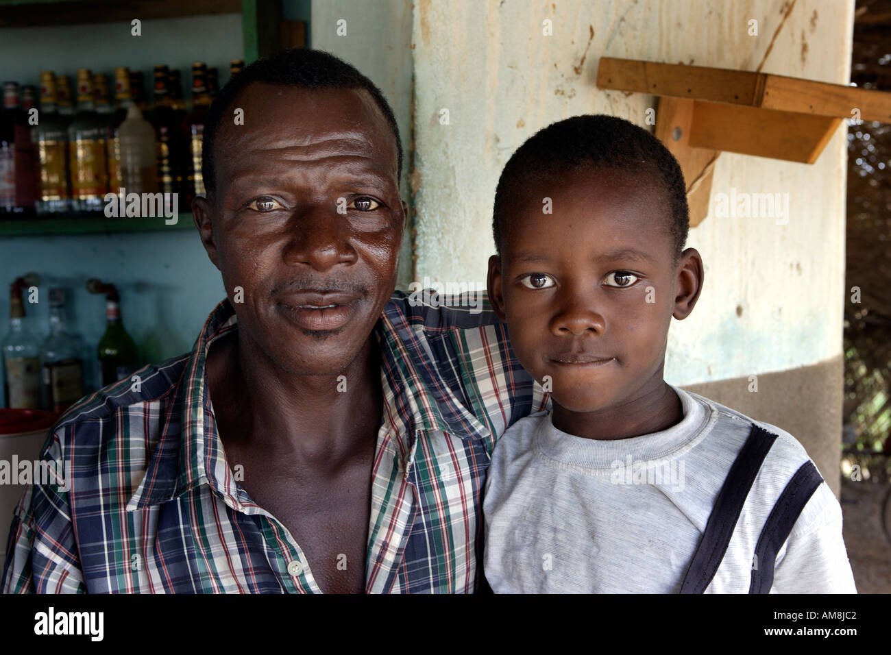 Ouagadougou Burkina Faso 7. Settembre 2005 l uomo con il suo figlio in una piccola caffetteria in Ouaga 2000 Borgo Foto Stock