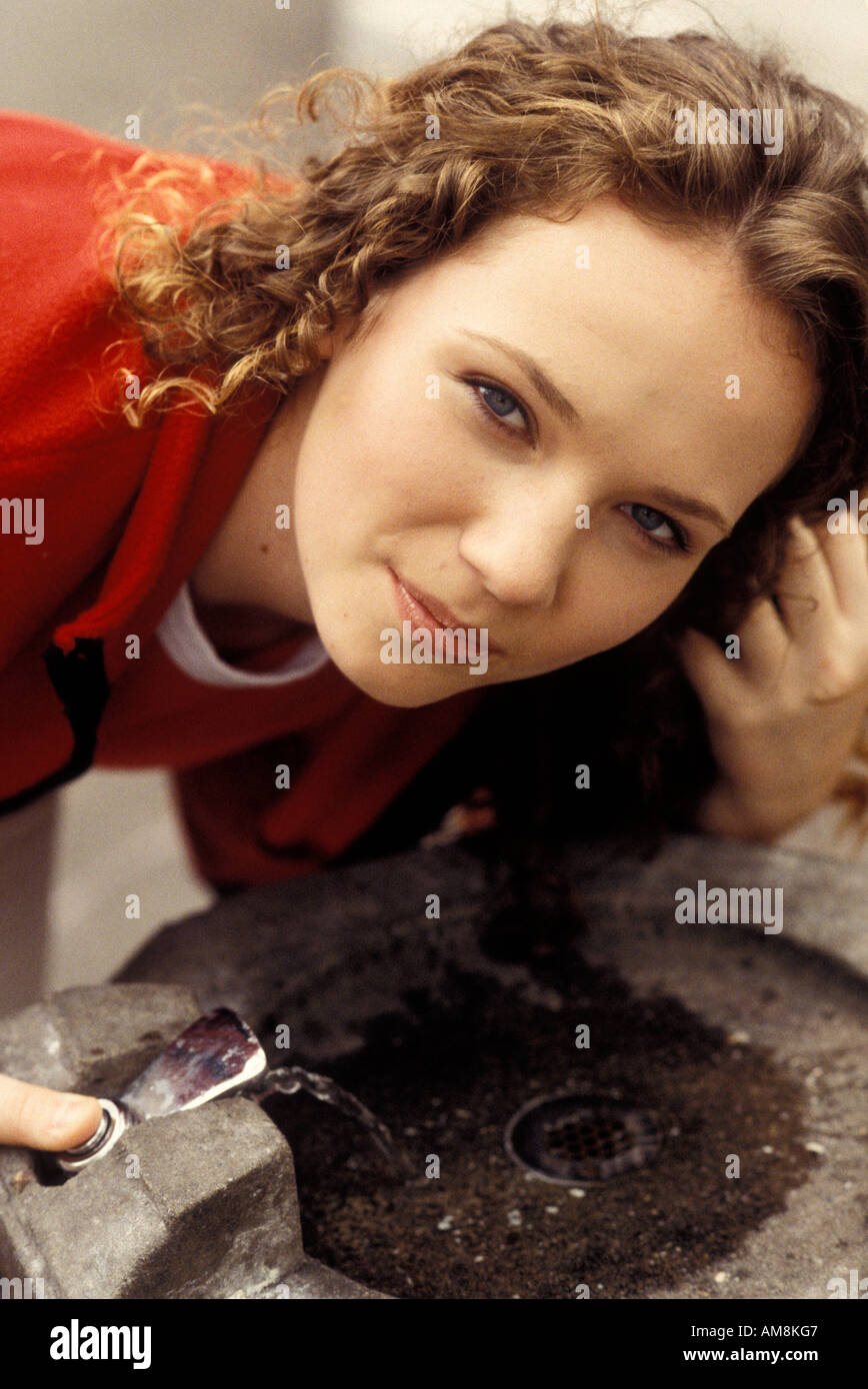 Giovane Donna alla fontana, ritratto Foto Stock