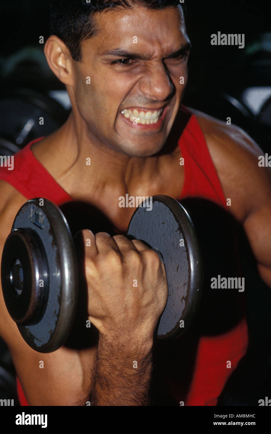 Giovane uomo in palestra Foto Stock