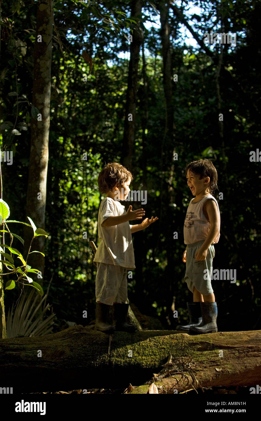 Escursione nella foresta pluviale. Geo e Kinan amazzonica sono di 6 e 5 anni di età i bambini che vivono nell'Abra144 ecovillage. Foto Stock