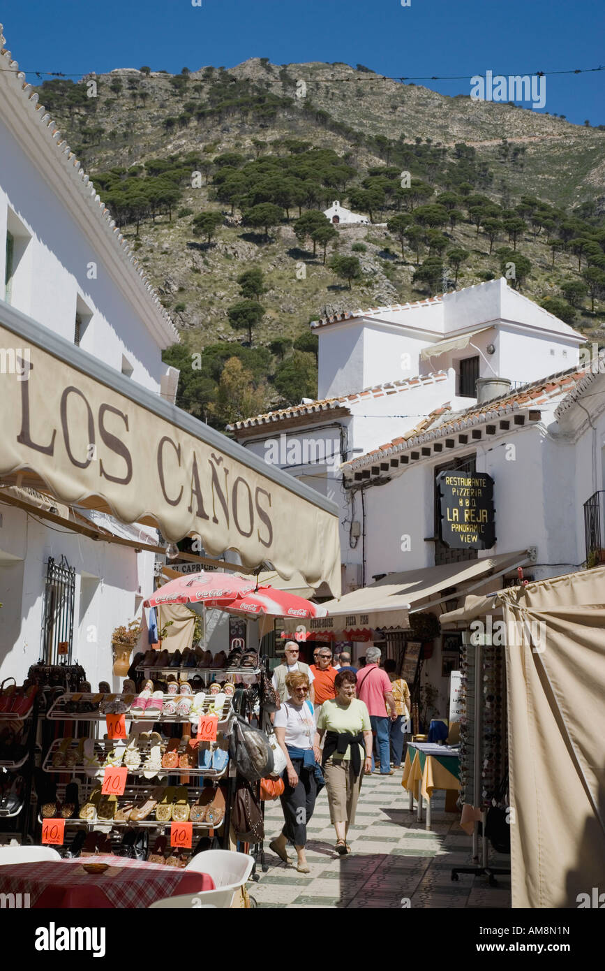 Mijas Provincia di Malaga Costa del Sol Spagna scena di strada con negozi Foto Stock