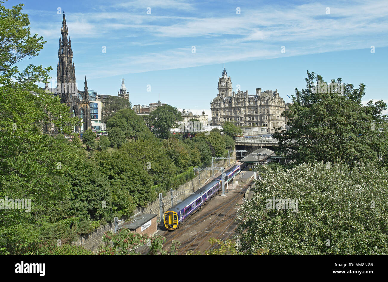 Una prima classe di Scotrail 58 Diesel Multiple Unit arriva a Edinburgh Waverley Railway Station su una soleggiata giornata estiva. Foto Stock
