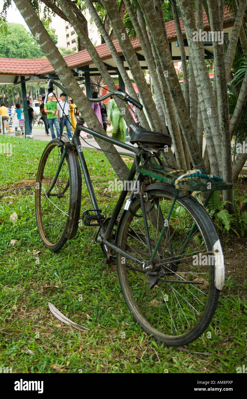 Vecchia moto contro le palme in Singapore Foto Stock