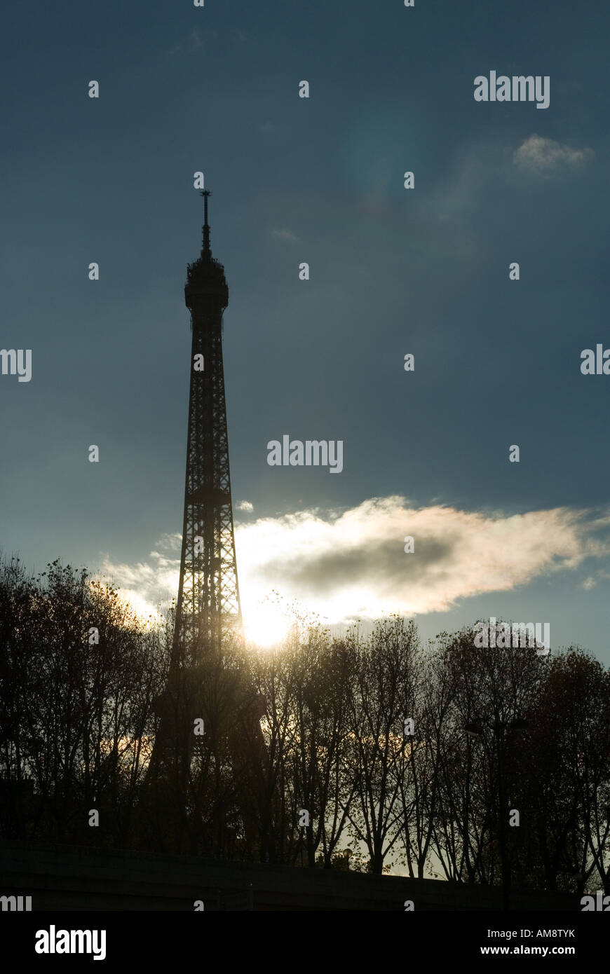 La torre Eiffel dalla Senna Parigi Francia Foto Stock