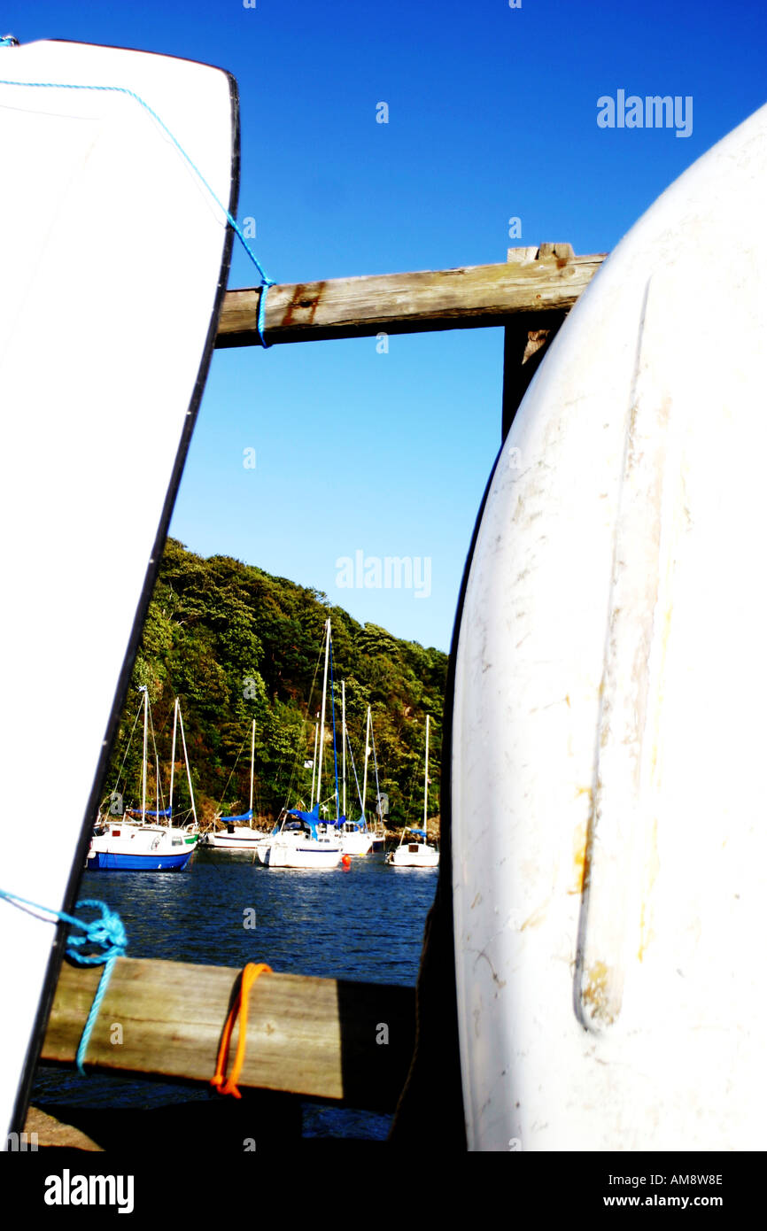 Dinghy s appoggiata lungo la ringhiera del porto con barche a vela in background a aberdour fife Scozia 2005 Foto Stock