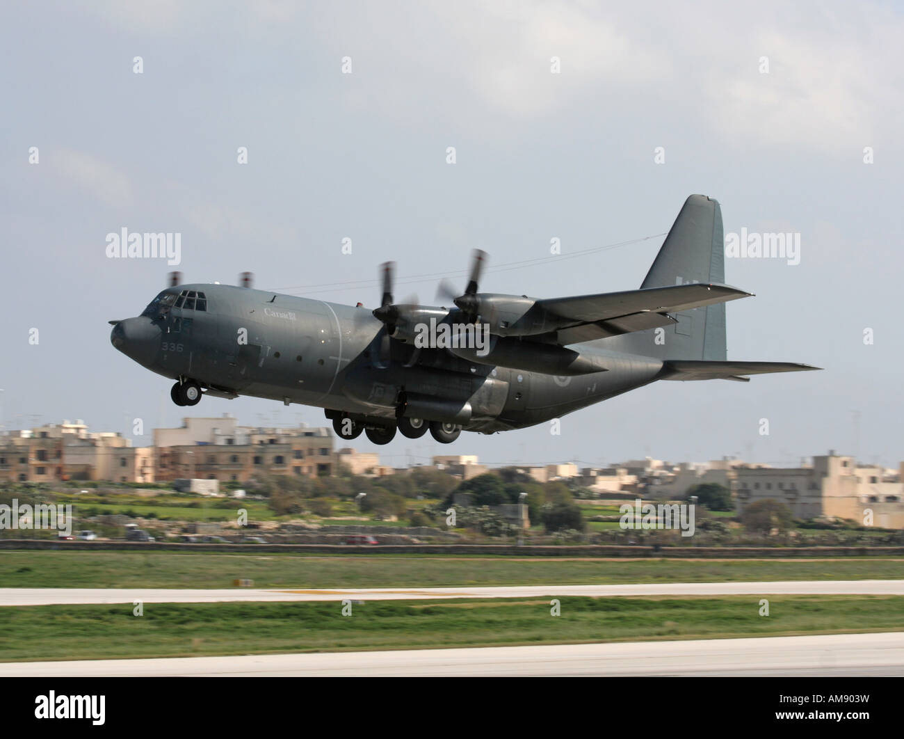 Forze armate canadesi CC-130H Hercules uscire dall Aeroporto Internazionale di Malta Foto Stock