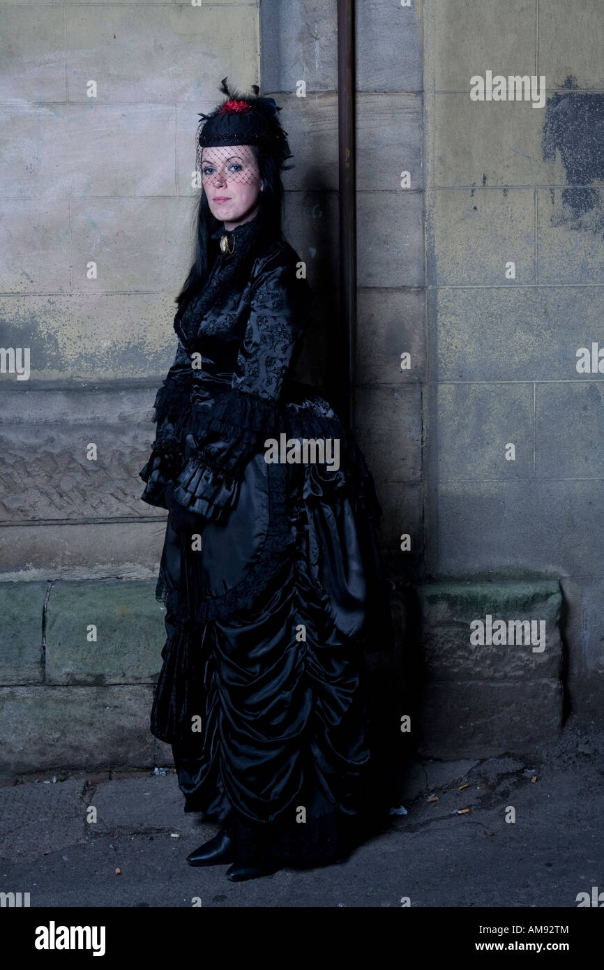 Goth donna in Lungo abito nero Foto Stock