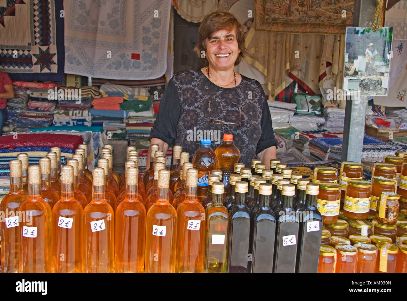 Il greco abitante vendere il vino locale di miele e olio d'oliva, Zachinthos Grecia Foto Stock