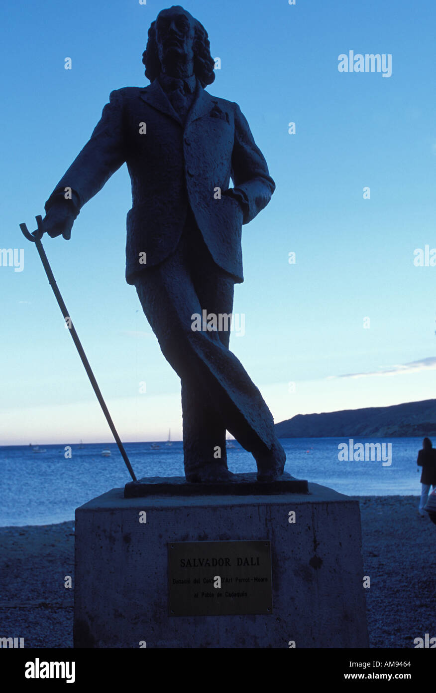 Statua di Dali Cadaques Spagna città e porto del vecchio villaggio di pescatori è stato anche un artisti internazionali tormentare Foto Stock