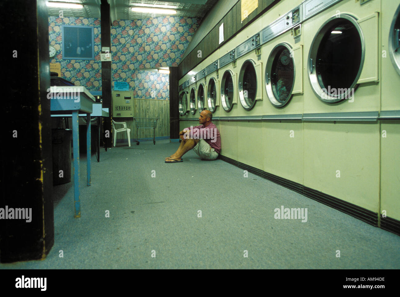 Uomo in Laundrymat Foto Stock