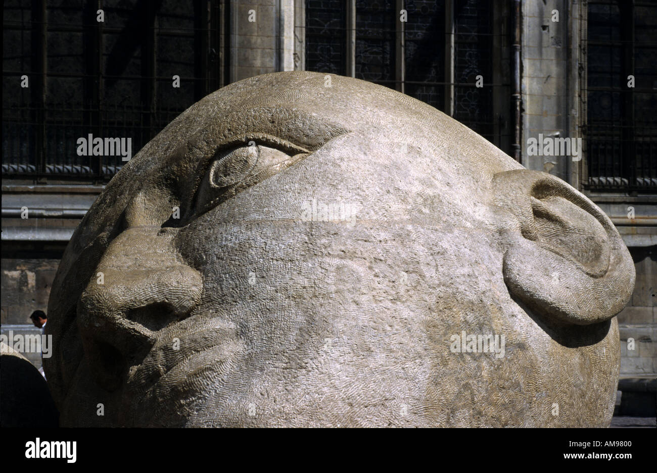 Testa gigantesca scultura, l Ecoute da Henri de Miller Parigi Francia Foto Stock