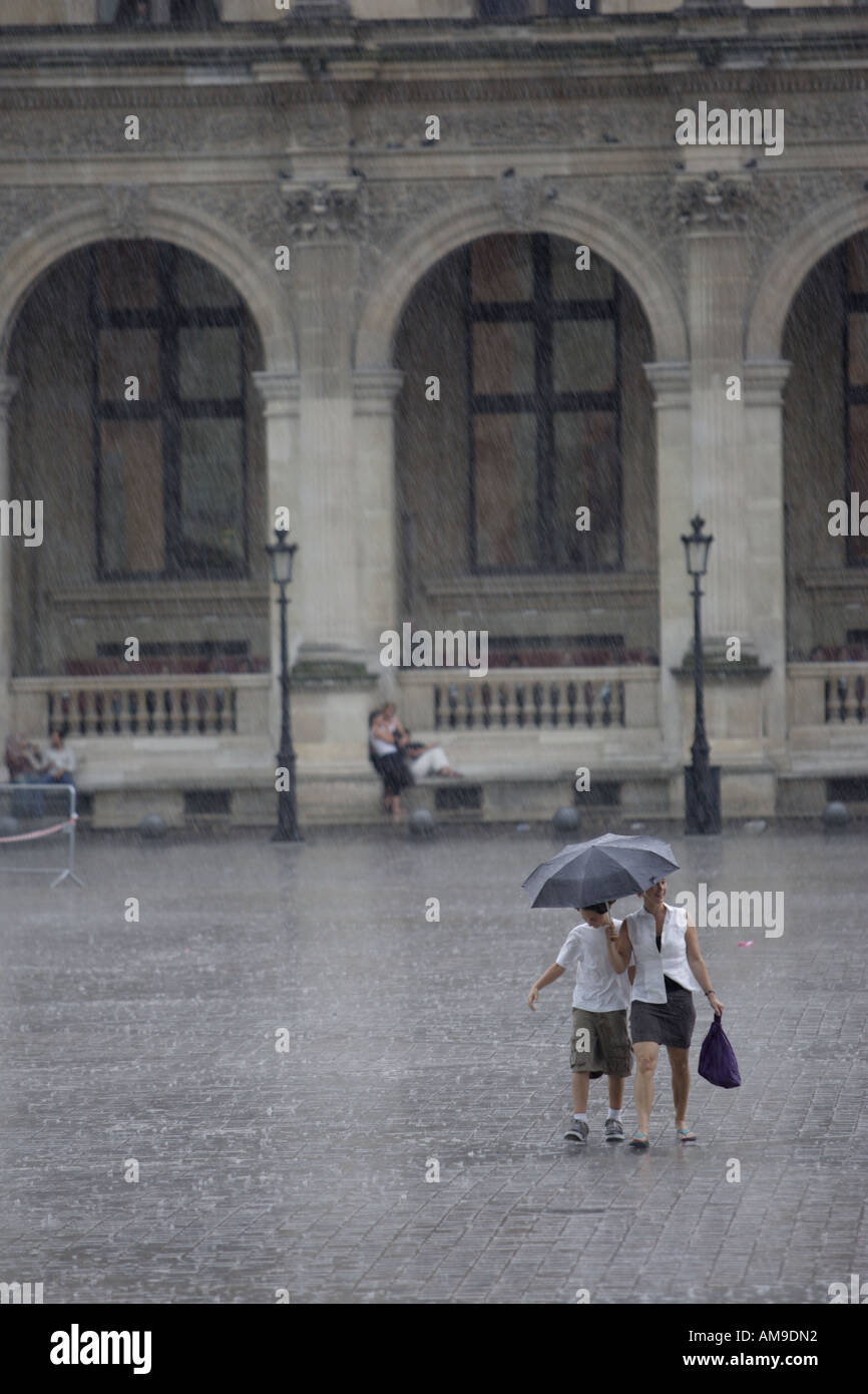 Piove al di fuori del Louvre Foto Stock